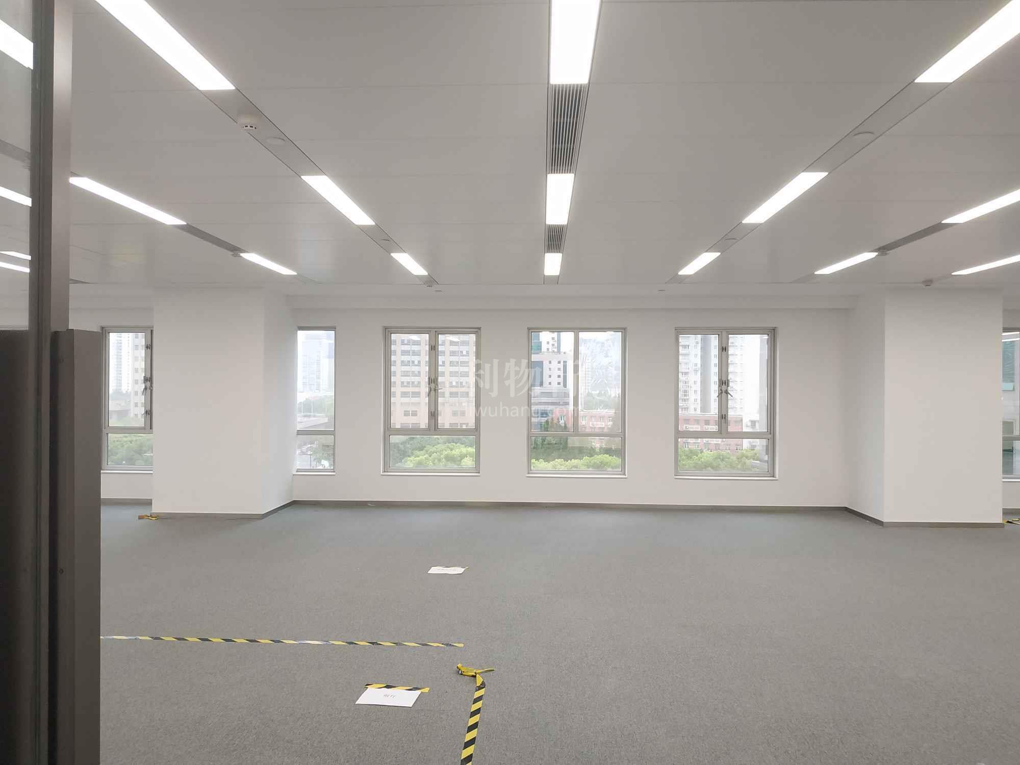 中区广场写字楼609m2办公室5.50元/m2/天 简单装修